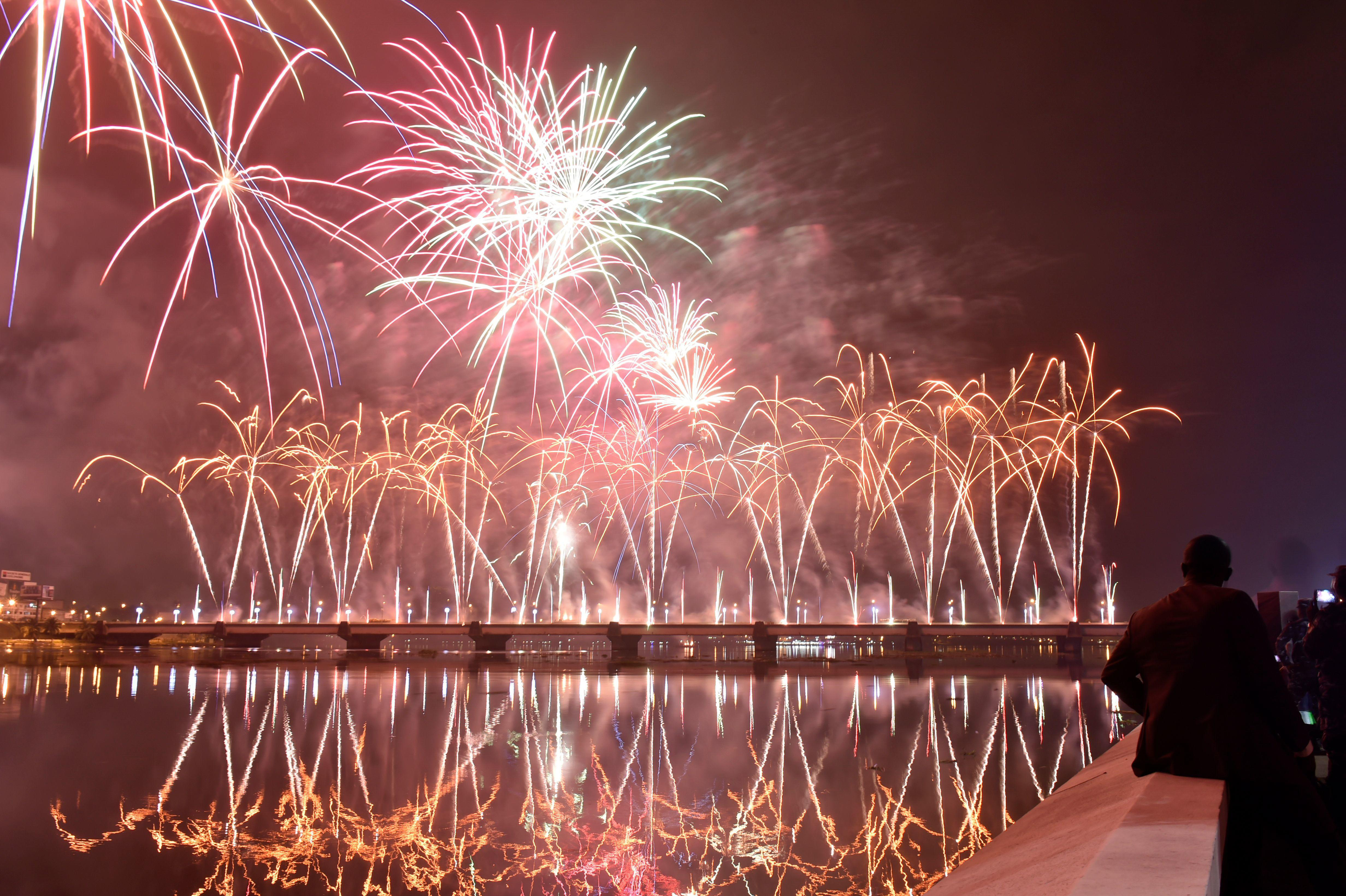 Chúc mừng năm mới: Chiêm ngưỡng màn trình diễn pháo hoa mãn nhãn tại thủ đô London, Anh - Ảnh 2. Chúc mừng năm mới: Chiêm ngưỡng màn trình diễn pháo hoa mãn nhãn tại thủ đô London, Anh - Ảnh 2.