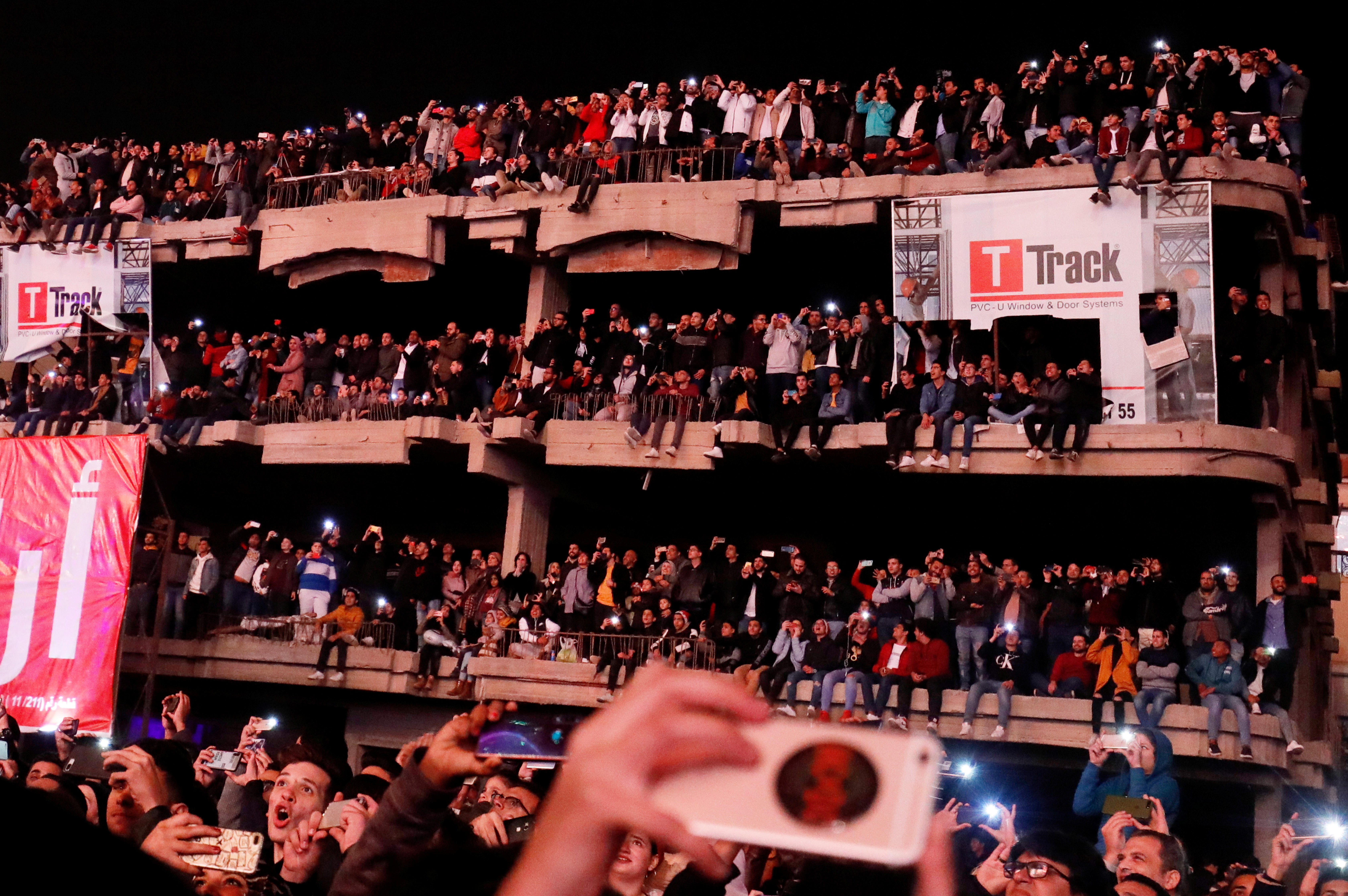 Chúc mừng năm mới: Chiêm ngưỡng màn trình diễn pháo hoa mãn nhãn tại thủ đô London, Anh - Ảnh 3. Chúc mừng năm mới: Chiêm ngưỡng màn trình diễn pháo hoa mãn nhãn tại thủ đô London, Anh - Ảnh 3.