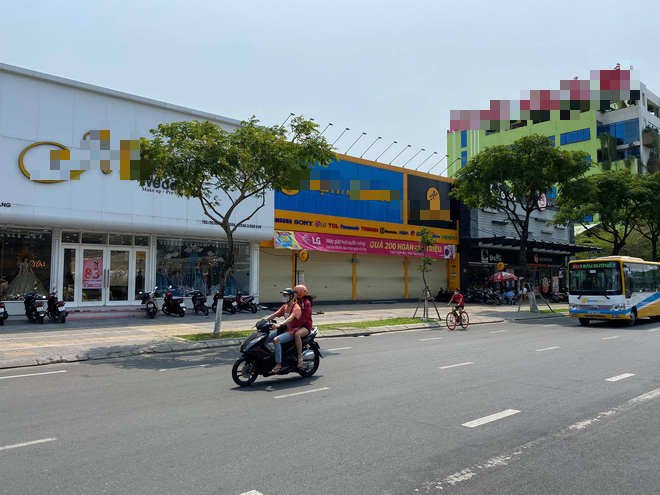 Nhiều cửa hàng, khách sạn tại Đà Nẵng đóng cửa vì có hai du khách người Anh dương tính với Covid-19 ghé thăm - Ảnh 7.