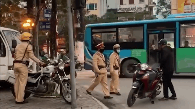 Xôn xao clip thanh niên rút dao khỏi cốp xe, CSGT can ngăn trên phố Hà Nội - Ảnh 3.