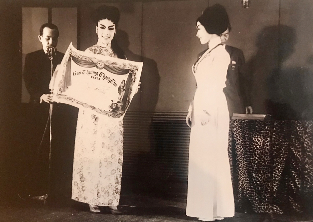 NSND Lệ Thủy: Bị cháy nhà, mất hết gia tài và đẩy xuống hát vai phụ - Ảnh 3. NSND Lệ Thủy: Bị cháy nhà, mất hết gia tài và đẩy xuống hát vai phụ - Ảnh 3.