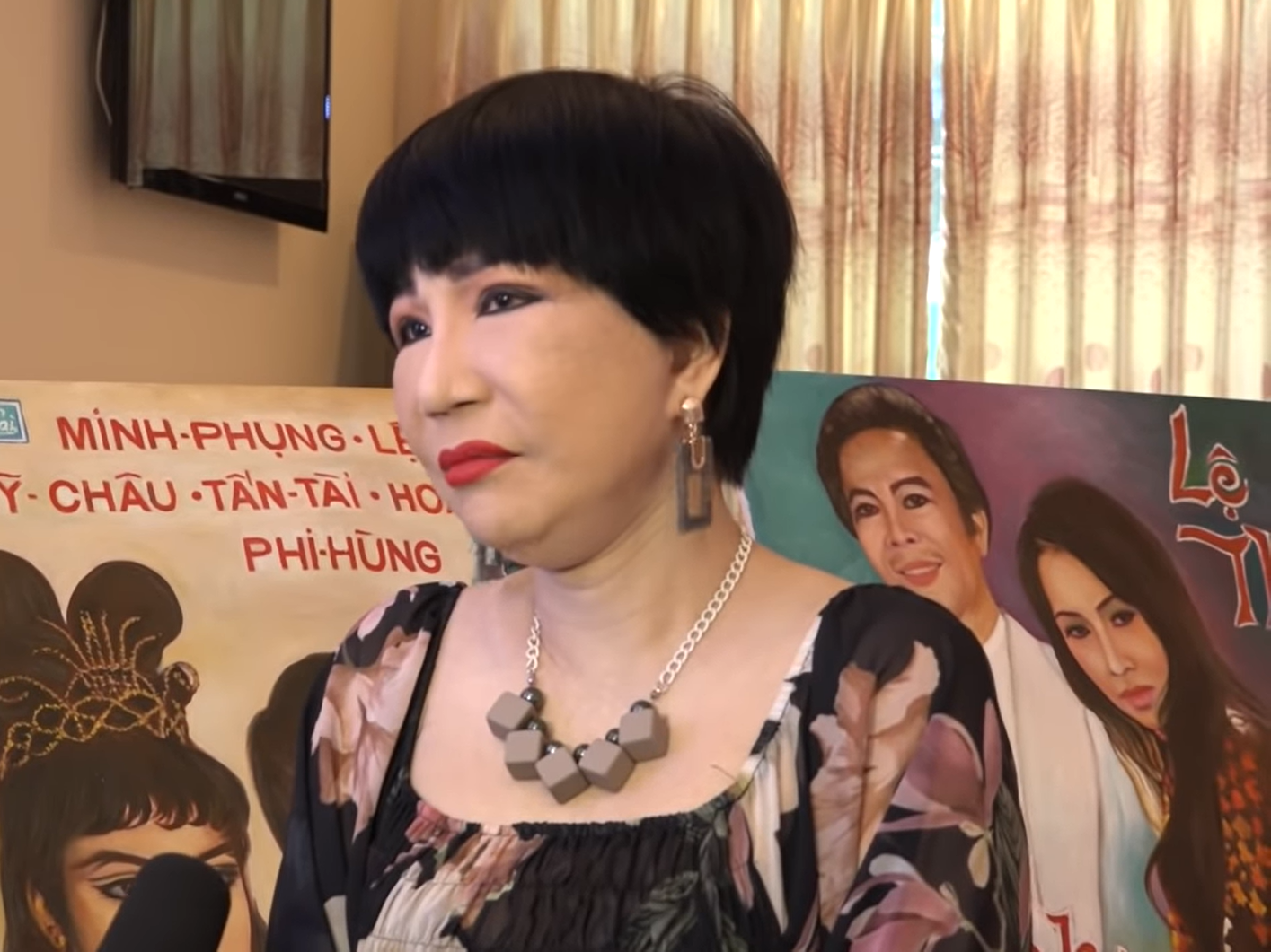 NSƯT Thanh Kim Huệ: Chị Lệ Thủy đã đi xe hơi còn tôi vẫn đang ngủ ké ngoài sân khấu, chưa có tương lai gì - Ảnh 1. NSƯT Thanh Kim Huệ: Chị Lệ Thủy đã đi xe hơi còn tôi vẫn đang ngủ ké ngoài sân khấu, chưa có tương lai gì - Ảnh 1.