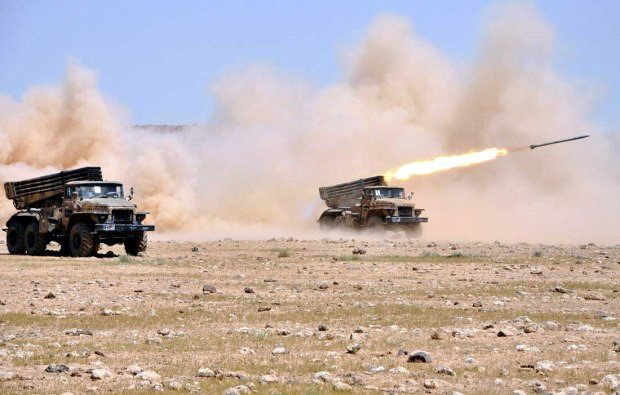 Israel tấn công ồ ạt, phòng không Syria khai hỏa dồn dập đánh trả - Nổ lớn rung chuyển Homs và Palmyra - Ảnh 1.