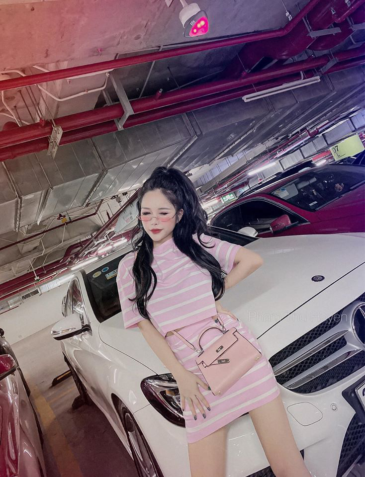 C C Hot Girl X I U T Ng N I Ti Ng V Gi U C Nh Chuy N H Ng Bu N B N Th I Trang Gi Ra Sao