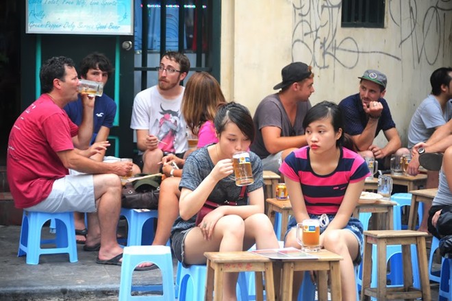 Kết quả hình ảnh cho Bia cỏ ngồi ghế nhựa 5.000 đồng ở