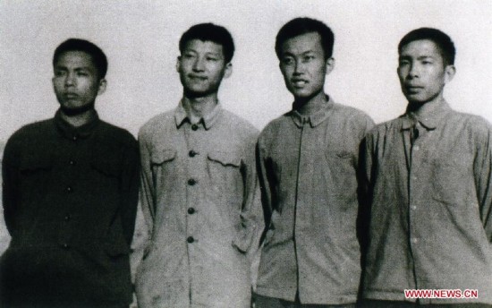 
Ông Tập Cận Bình (thứ 2 từ trái qua) năm 1973, thời kỳ ông về nông thôn và làm việc tại thôn Lương Gia Hà, huyện Diên Xuyên, tỉnh Thiểm Tây, Trung Quốc. Ảnh: Xinhua

