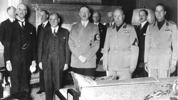 Thủ tướng Anh Chamberlain hội đàm với Quốc trưởng Adolf Hitler trước khi Thế chiến thứ hai bùng nổ