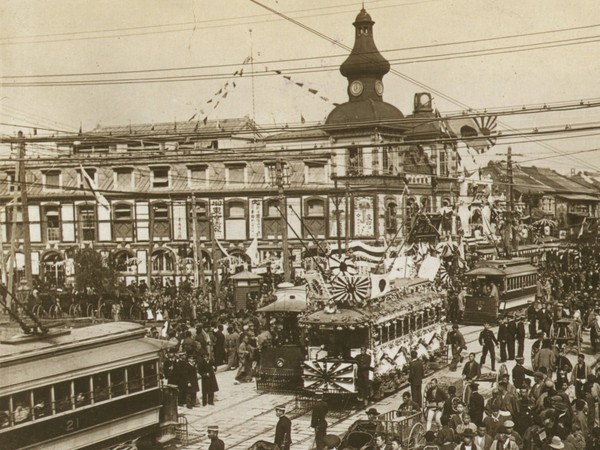 Đến năm 1905, thành phố Tokyo đã hoàn thiện quá trình công nghiệp hóa. Đây là hình ảnh thành phố sau khi giành chiến thắng trong cuộc chiến với Đế quốc Nga (1904-1905)