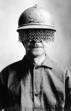 Mũ bảo hiểm bằng thép với tấm chắn phía trước giúp bảo vệ mắt của binh sĩ từ vỏ đạn hay đất, đá... Bức ảnh chụp tại thành phố Batimore, bang Maryland của Mỹ, năm 1918.
