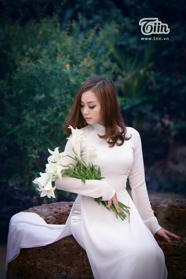 9X ĐH Nội Vụ mặc áo dài trắng tinh khôi khoe sắc bên hoa 