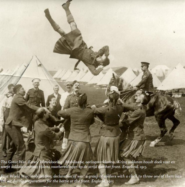 Nhóm binh sĩ tung đồng đội lên không trung trước khi bước vào trận chiến tại mặt trận nước Anh năm 1915.