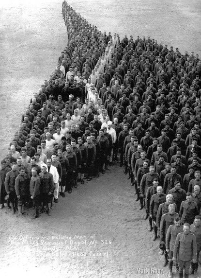 650 sĩ quan thuộc một sư đoàn kỵ binh của Mỹ xếp hình đầu ngựa tại trại Cody, năm 1917.