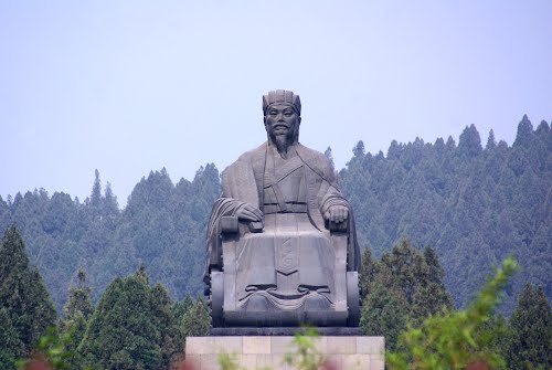 Tượng Khổng Minh tại Khu du lịch văn hóa Gia Cát Lượng, tỉnh Sơn Đông, Trung Quốc.
