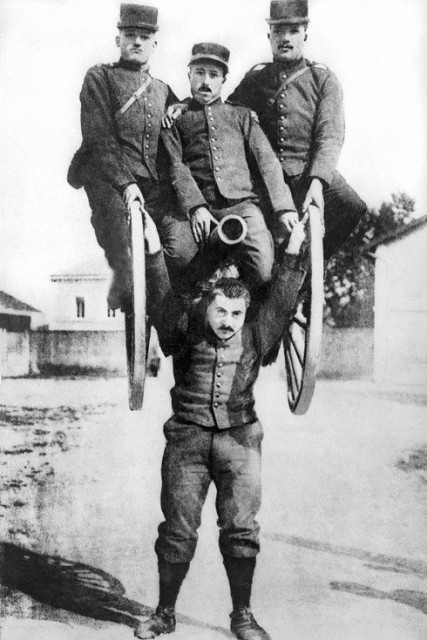 Một lính Pháp khoe sức mạnh cơ bắp khi nâng 3 đồng đội ngồi trên xe pháo.
