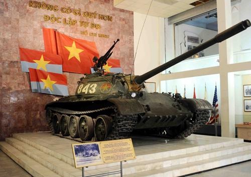 Xe tăng T-54 số hiệu 843, một trong hai xe tăng húc đổ cổng Dinh Độc Lập đầu tiên, đánh dấu thời khắc giải phóng hoàn toàn Miền Nam, thống nhất Đất Nước.