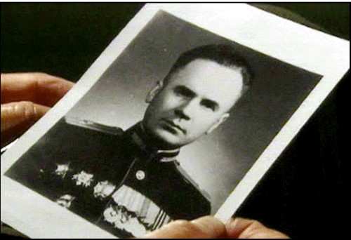 Đại tá tình báo Oleg Penkovsky đã bị Liên Xô xét xử và kết án tử hình vì tội phản quốc vào năm 1963.