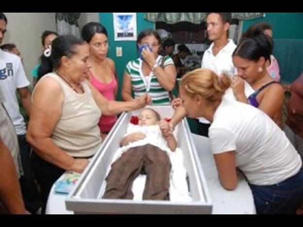  Người thân tiễn đưa bé Santos sau khi cậu bé tỉnh lại 12 phút trong lần chết đầu tiên. 