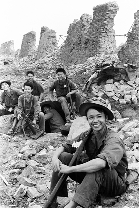 
Phút thư giãn của những người lính anh dũng, kiên cường tại Thành cổ Quảng Trị năm 1972.
