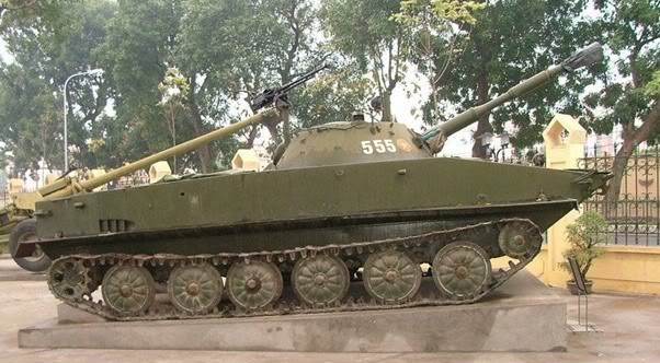 Xe tăng bơi PT-76 tại Bảo tàng Lịch sử Quân sự Việt Nam.