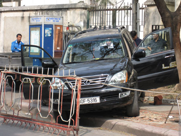 Hiện trường vụ án giết người trên chiếc xe Lexus chấn động năm 2009 nằm ở phía cổng phụ của căn nhà