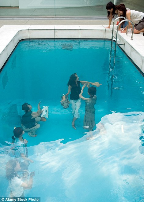 Những bể bơi đẹp nhất thể giới - Chiêm ngưỡng hồ bơi ảo giác tại Nhật Bản