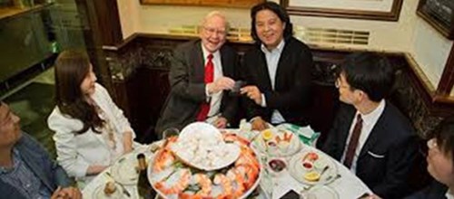 
Zhu Ye ăn trưa với tỷ phú chứng khoán Mỹ Warren Buffett.
