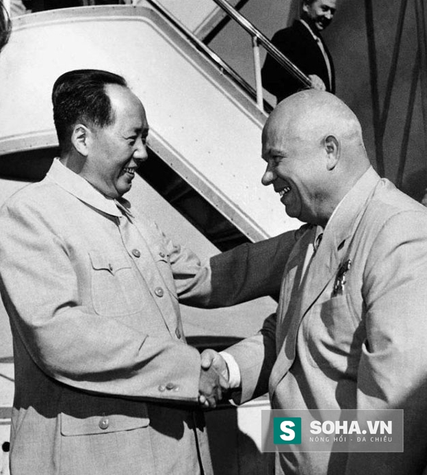 
Lãnh tụ Trung Quốc Mao Trạch Đông (trái) đón nhà lãnh đạo Liên Xô Nikita Khrushchev tại sân bay ngày 31/7/1958. (Ảnh tư liệu)
