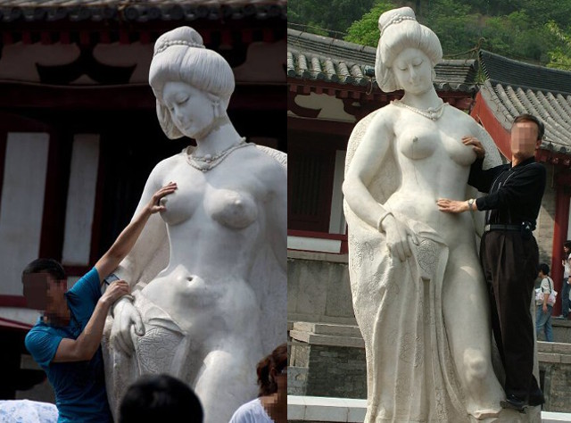 
Hình ảnh người Trung Quốc tranh nhau sờ mó bộ phận nhạy cảm trên pho tượng Dương Quý Phi.
