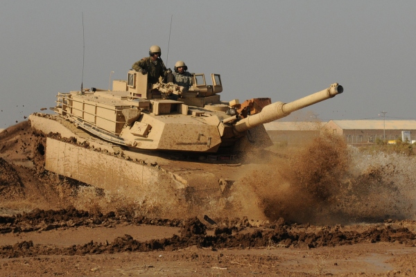 
Xe tăng M1 Abrams của Mỹ cũng có bầu hút khói rất to.
