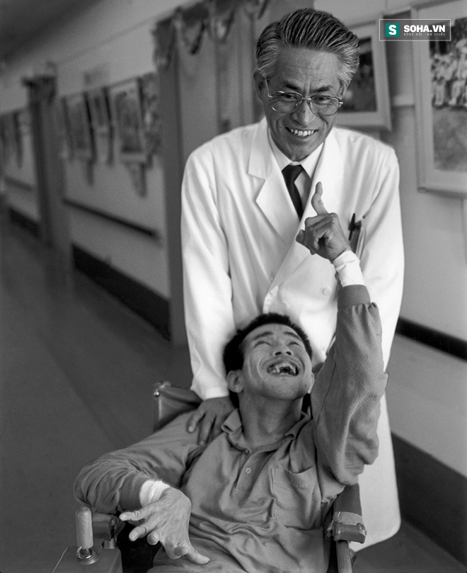 
Bức ảnh chụp bác sĩ Hiroyuki Moriyama và ông Kazumitsu Hannaga, một bệnh nhân Minatama ở bệnh viện địa phương vào năm 1991.
