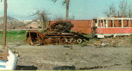 
Một chiếc xe tăng được cho là loại T-80 của Quân đội Nga bị bắn tung tháp pháo ở Grozny (Chechnya).
