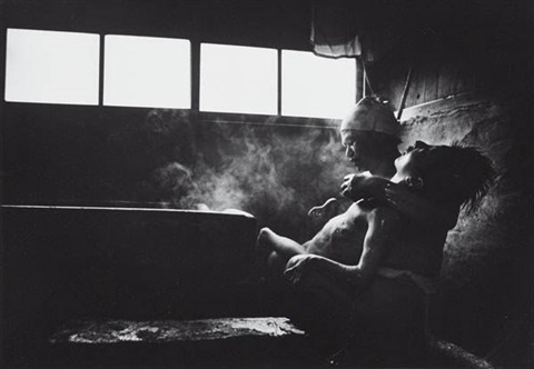 Bức ảnh chụp mẹ đang tắm cho con gái mắc bệnh Minamata (Ảnh của nhà báo nổi tiếng William Eugene Smith).