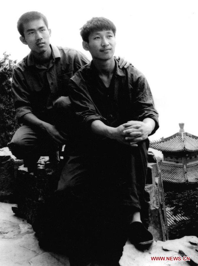 
Ông Tập (phải) năm 1977, khi ông theo học tại Đại học Thanh Hoa ở Bắc Kinh. Ảnh: Xinhua
