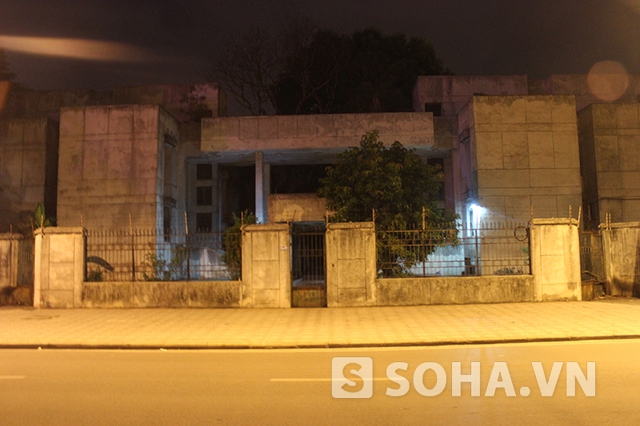 Ngôi nhà số 300 Kim Mã trông rất lạnh lẽo dưới ánh đèn đêm vàng vọt