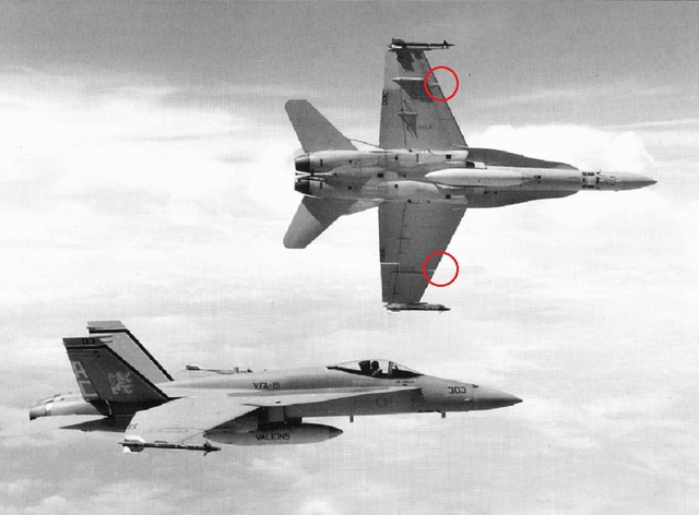 “Răng chó” đã được loại bỏ khỏi cánh tà trước của F/A-18A để tăng tốc độ quay vòng