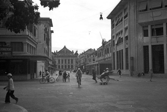 Ngã tư phố Paul Bert (Tràng Tiền) và đại lộ Henri Rivìere (Ngô Quyền) với nhà hát Lớn ở phía cuối.
