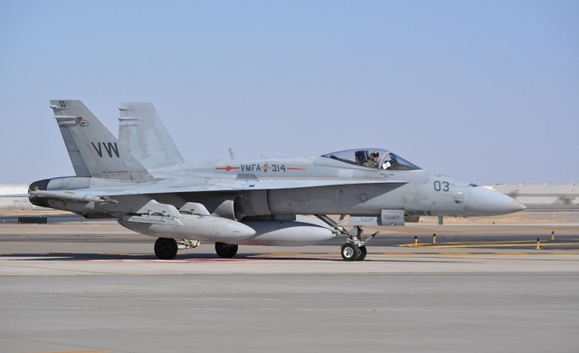 F/A-18A với mũi giá treo tên lửa AIM-9 Sidewinder được làm lệch xuống dưới khoảng 5 độ