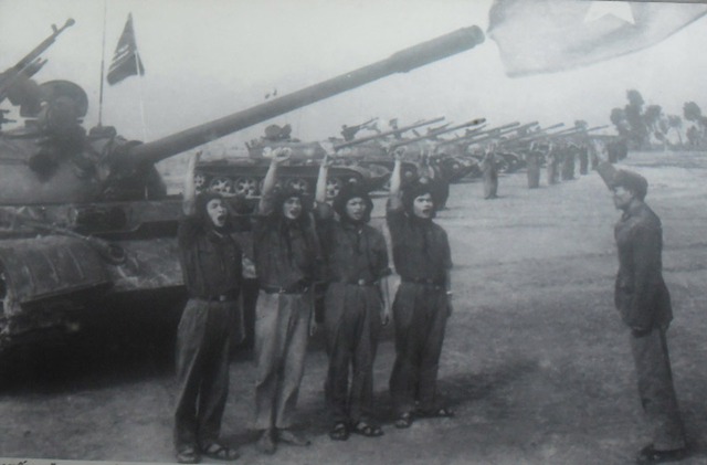
Bộ đội Tăng – Thiết giáp quyết tâm lên đường làm nhiệm vụ bảo vệ tổ quốc năm 1972.
