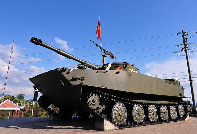 
Mô hình xe tăng bơi PT-76 tại Tượng đài Chiến thắng Làng Vây.
