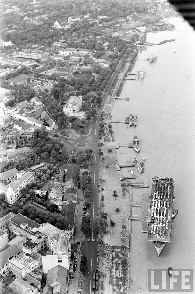 
Tàu sân bay USS Card của Hải quân Mỹ tại Cảng Sài Gòn, ngay trước khi bị tấn công. Ảnh: Tạp chí Life.
