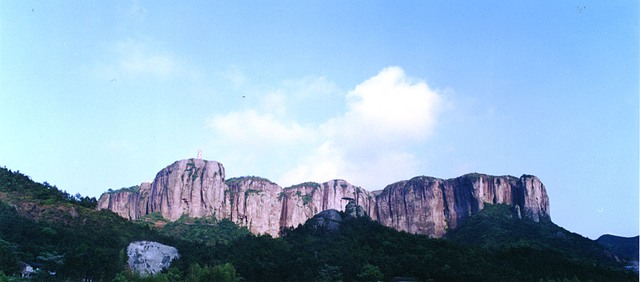
Tần Thủy Hoàng đã từng hạ lệnh chặt gãy núi Phương Sơn để cắt đứt long mạch của Nam Kinh.
