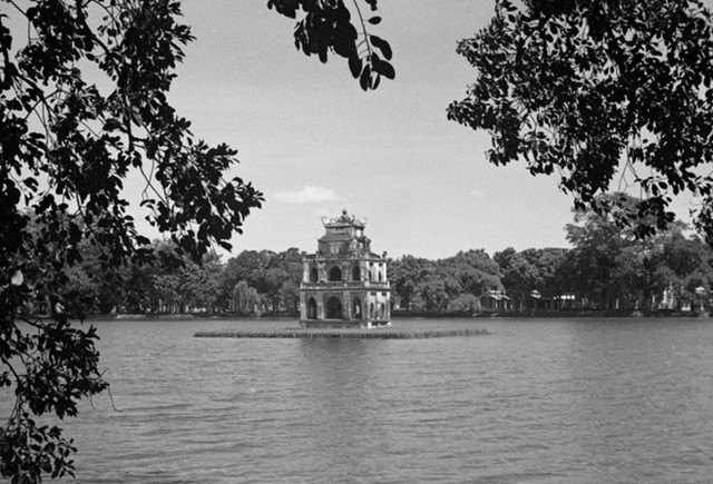 Tháp Rùa giữa hồ Hoàn Kiếm.