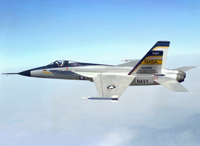 Nguyên mẫu YF-17 đầu tiên (c/n 72-1569) thực hiện chuyến bay trình diễn vào năm 1974