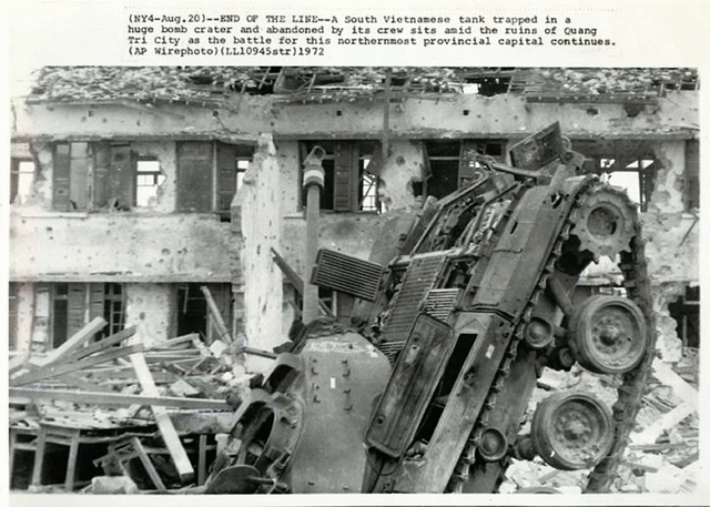 
Xe tăng địch bị tiêu diệt trên chiến trường Quảng Trị 1972. Ảnh: AP.

