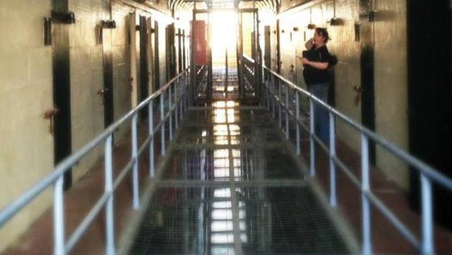 Peta Banks đứng ngoài hành lang tòa nhà bỏ hoang Parramatta Gaol trong một cuộc săn ma.