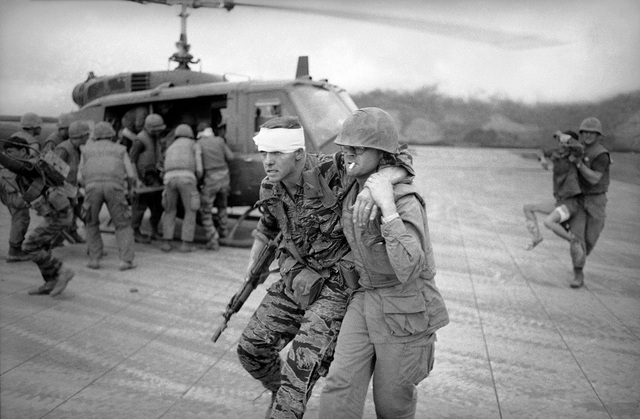 
Trung úy Longgrear chỉ huy toán Mike Force (băng đầu) chạy thoát khỏi địa ngục Làng Vây. Ảnh: Jim Morris - Cựu binh Mỹ tại Chiến trường Đông Dương.
