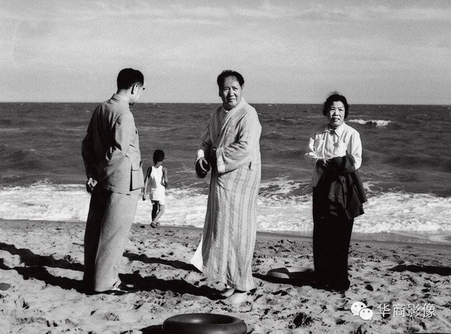 
Mao Trạch Đông (giữa), Chu Ân Lai (trái) và vợ ông Chu là bà Đặng Dĩnh Siêu tại bãi biển Bắc Đới Hà, Tần Hoàng Đảo, tỉnh Hà Bắc, Trung Quốc năm 1954. Ảnh: ChinaFotoPress

