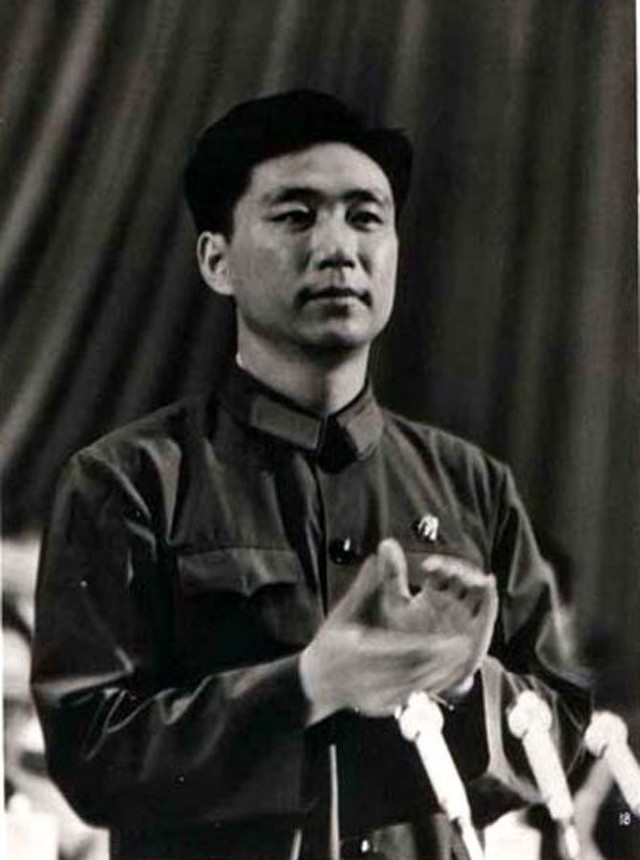 
Vương Hồng Văn trúng cử Ủy viên thường vụ Bộ chính trị Trung Quốc, Phó chủ tịch trung ương ĐCSTQ khi mới 38 tuổi tại Hội nghị trung ương lần 1 khóa X ĐCSTQ, tháng 8/1973.
