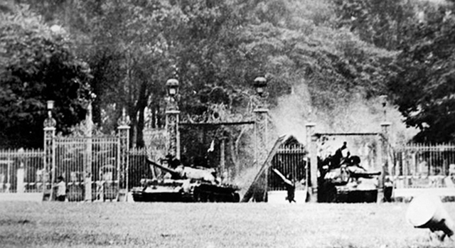 
Xe tăng ta húc đổ cổng, tiến vào chiếm Dinh Độc Lập trưa 30.04.1975.
