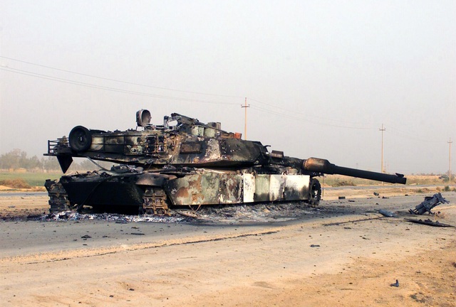 
Xe tăng của phương Tây (trong ảnh là 1 chiếc M1A2 của Mỹ) rất hiếm khi bị văng tháp pháo.
